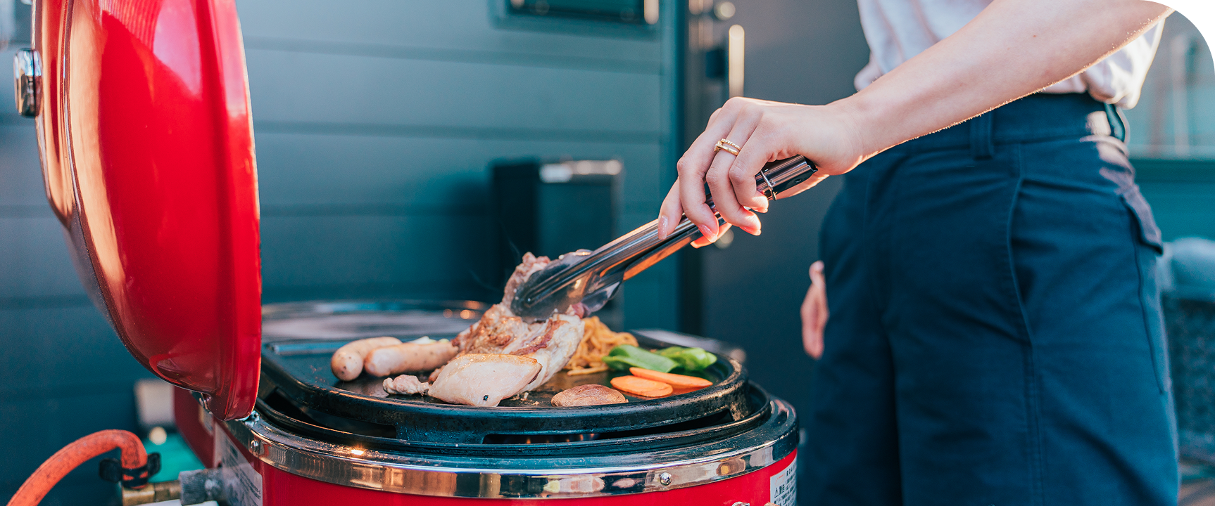 海辺でBBQを楽しむ