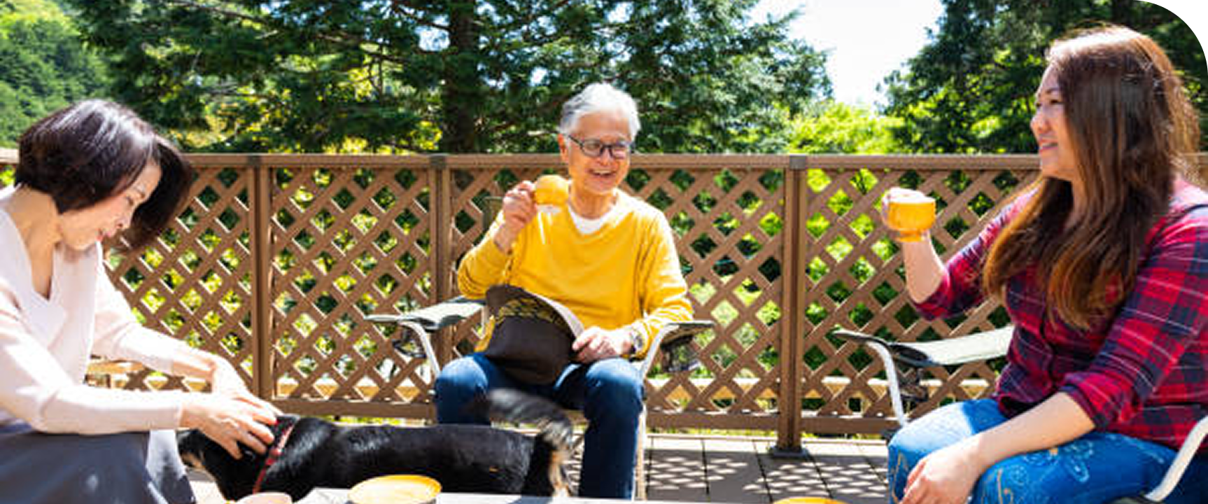 テラスで会話を楽しむ