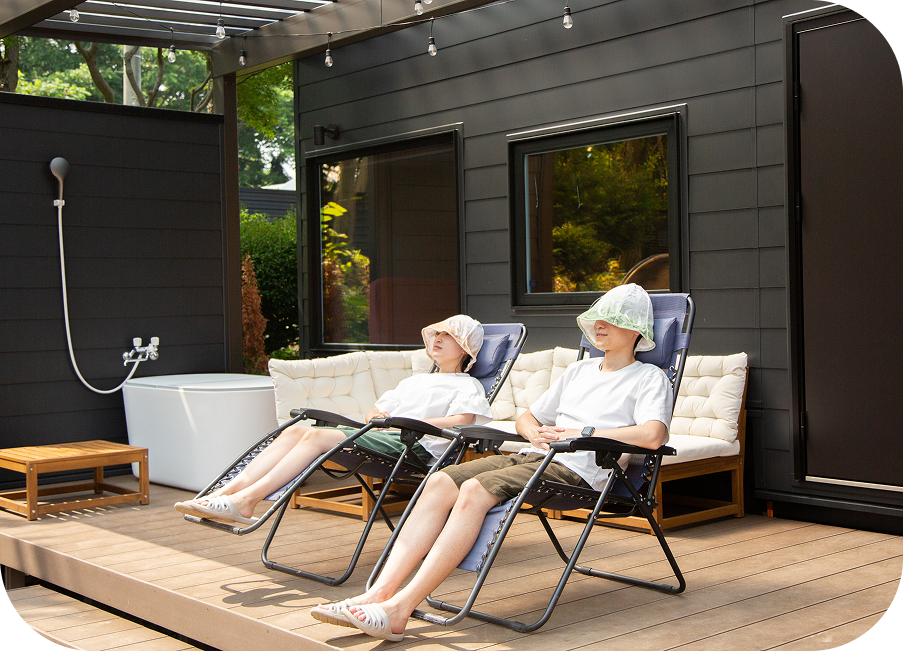 テントサウナと外気浴スペース